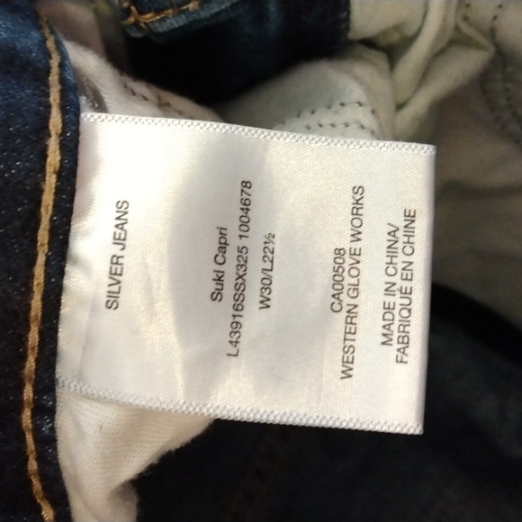 LOTUS BOSS SHINE: Silver jean capris. Suki fit. Medium wash 30x20.5 - Picture 5 of 5